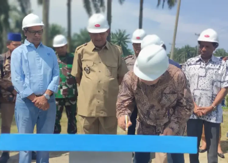 Foto: menandatangani prasasti