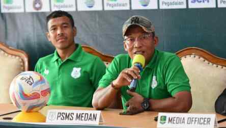 Foto: Pelatih PSMS Medan Miftahudin Mukson (kanan).
