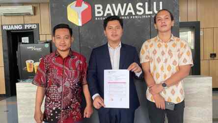 Foto: Pendekar Hukum Pemilu Bersih (PHPB) melaporkan capres nomor urut 1, Anies Baswedan, ke Bawaslu RI.