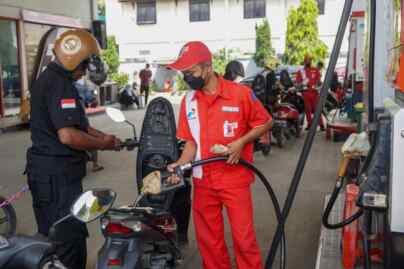 Foto: Petugas SPBU melakukan pengisian bahan bakar minyak (BBM) jenis pertalite ke kendaraan konsumen.