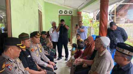 Foto: Kapolres Pelabuhan Belawan, AKBP Janton Silaban, melayat ke rumah duka atas meninggalnya korban.