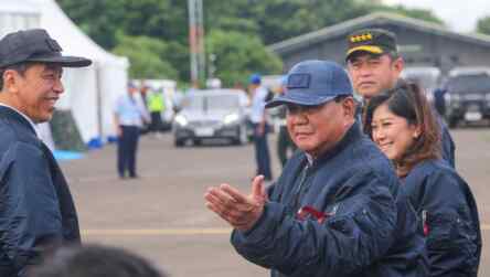 Foto: Prabowo pamer jogetan di depan Jokowi seolah menegaskan dirinya sehat.