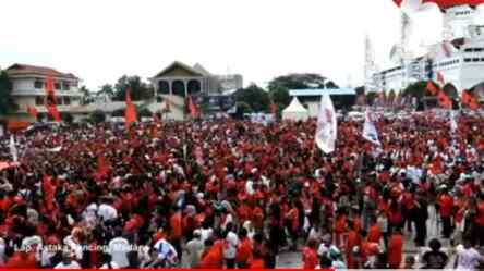 Foto: Massa padati kampanye Akbar Capres Ganjar Pranowo di Lapangan Astaka Medan Estate Deli Serdang.