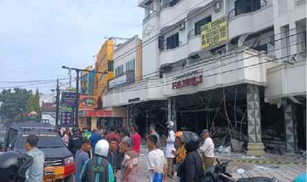 Foto: Suasana di depan lokasi ledakan.
