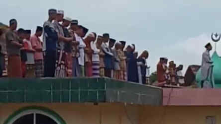 Foto: Salat di Atas Genteng