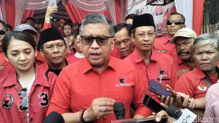 Foto: Sekjen PDIP Hasto Kristiyanto memberi keterangan pers.