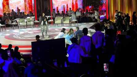 Foto: Grace dan Isyana hampiri moderator debat.