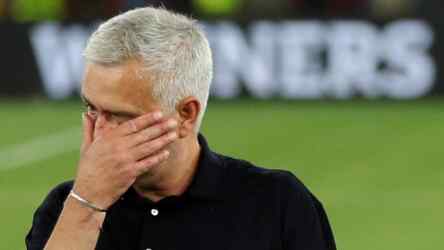 Foto: Jose Mourinho menangis ketika berada di mobil saat meninggalkan markas AS Roma.