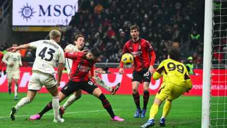 Foto: Penyerang AC Milan Olivier Giroud bobol gawang Roma, Senin (15/1) dini hari WIB.