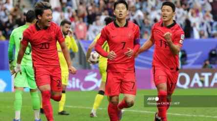 Foto: Korea Selatan melaju ke perempat final seusai singkirkan Arab Saudi
Trofi kejuaraan sepak bola Piala Asia.