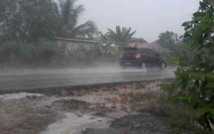 Foto: Hujan deras turun.