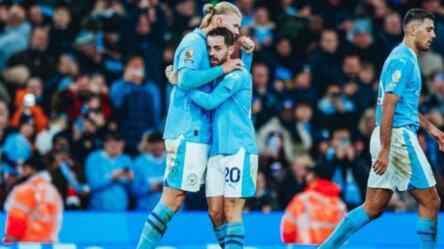 Foto: Selebrasi Erling Haaland dan Bernardo Silva setelah mencetak gol untuk Manchester City lawan Brentford di Etihad Stadium, Rabu (21/2/2024).