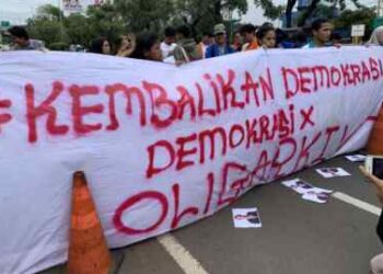 Gelar Demo, Mahasiswa Bakar Foto Jokowi