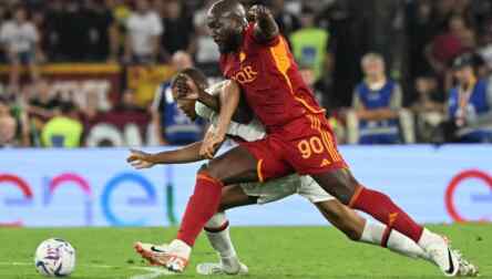 Foto: Aksi pemain AS Roma Romelu Lukaku saat berhadapan dengan Feyenoord.
