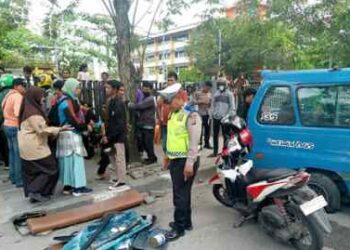 Angkot di Medan Terbalik usai Tabrakan, 5 Orang Luka