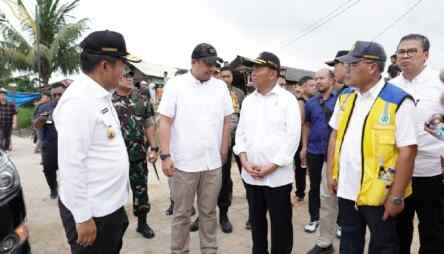Foto: Menko PMK Muhadjir Effendi didampingi Pj Gubsu, Burhanuddin dan Wali Kota Medan Bobby Nasution datangi Lokasi Penanganan Kemiskinan Ekstrim di Kelurahan Belawan Bahari, Sabtu (17/02/2024).