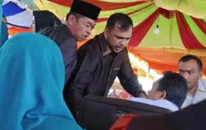 Foto: Tangkapan layar video Bupati Rokan Hilir Afrizal Sintong dan Wabup Sulaiman terllibat cekcok dan nyaris adu jotos saat pelantikan Pj kepala desa.
