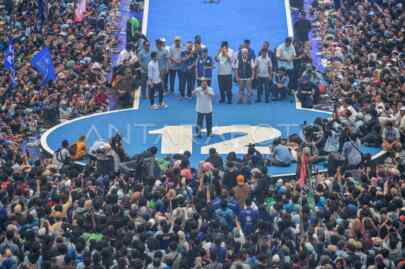 Foto: Calon presiden nomor urut 2 Prabowo Subianto memberikan orasi politik di Stadion Gelora Bandung Lautan Api di Gedebage, Bandung, Jawa Barat, Kamis (8/2/2024).