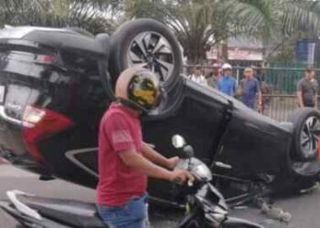 Mobil Terbalik di Jalan Brigjen Katamso Medan