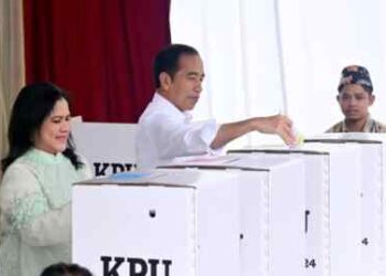 Jokowi mencoblos