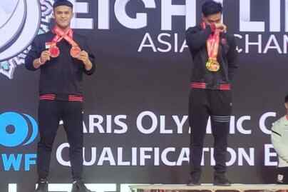 Foto: Lifter Indonesia Rahmat Erwin Abdullah dan Rizki Juniansyah di atas podium dalam Kejuaraan Angkat Besi Asia 2024 di Tashkent, Uzbekistan, Selasa (6/2/2024).