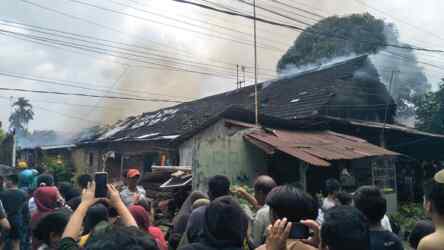 Foto: Sedikitnya 8 rumah di kawasan asrama TNI AD di Medan terbakar.