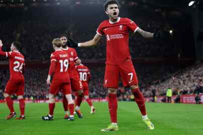 Foto: Luis Diaz merayakan gol ketiga Liverpool dalam kemenangan 4-1 atas Luton Town, Kamis (22/2) WIB.
