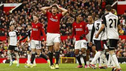 Foto: Para pemain MU kecewa setelah gawang mereka dibobol tim lawan di injury time.
