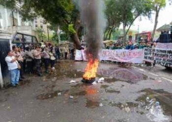 Mahasiswa Demo di DPRD Sumut Desak Pemakzulan Jokowi Dipercepat