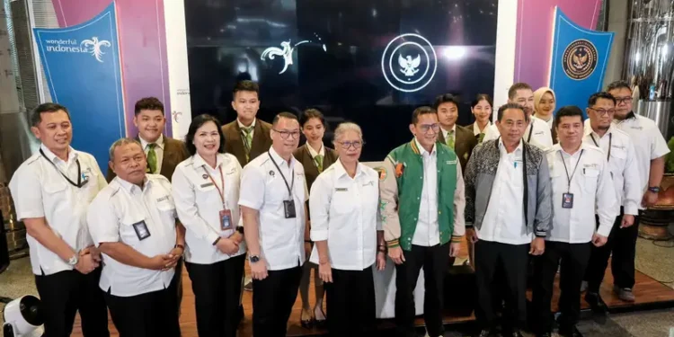 Menparekraf berpose bersama
