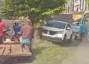 TKP di Jalan Katamso Medan: Mobil Tabrak Pohon!