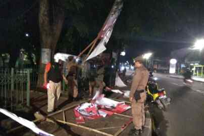 Foto: Penertiban alat peraga kampanye (APK).