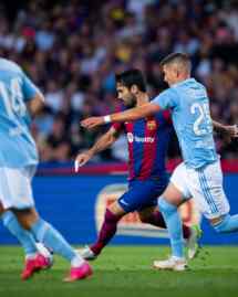 Foto: Pesepak bola Barcelona Ilkay Gundogan berebut bola dengan pesepak bola Osasuna.