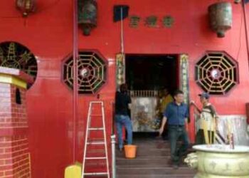 Jelang Imlek, Petugas Vihara di Medan Mulai Bersih-bersih