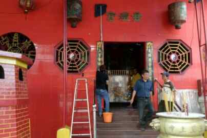 Foto: Petugas membersihkan ruangan dan bermacam ornamen-ornamen vihara.