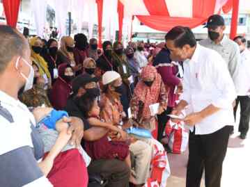 Foto: Presiden Jokowi membagi-bagikan bansos.