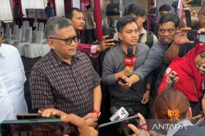 Foto: Sekjen PDIP Hasto Kristiyanto saat memberikan keterangan di kawasan Kebagusan, Jakarta, Rabu (14/2/2024).