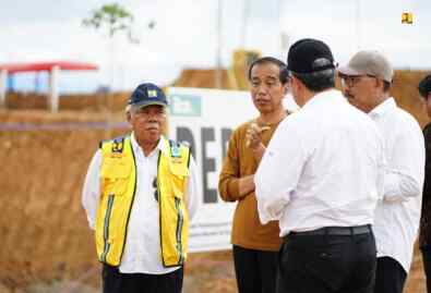 Foto: Presiden Jokow) didampingi Menteri PUPR Basuki Hadimuljono saat meninjau progres pembangunan Rumah Tapak Jabatan Menteri di Kawasan Inti Pusat Pemerintahan (KIPP) Ibu Kota Nusantara (IKN).
