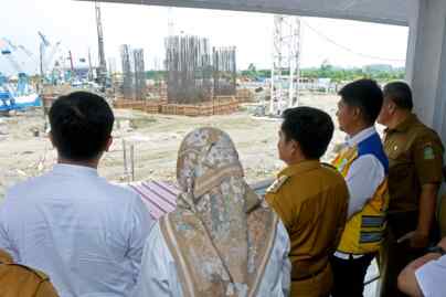 Foto: Pj Gubernur Sumut saat meninjau progress pengerjaan venue PON 2024 di kawasan Sport Center Sumut di Desa Sena, Deli Serdang.