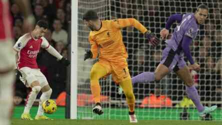 Foto: Alisson dan Virgil van Dijk membuat blunder yang membuat Liverpool kalah dari Arsenal di Liga Inggris.