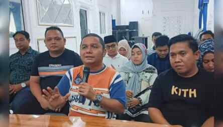 Foto: Bakhtiar Ahmad Sibarani (tengah).