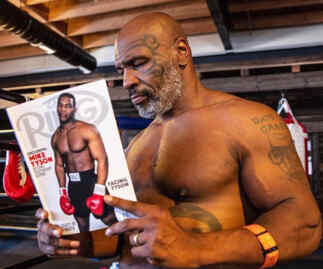 Foto: Mike Tyson dilaporkan akan kembali naik ring akhir 2024.