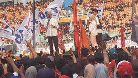 Foto: Capres Ganjar Pranowo di tengah lautan massa.