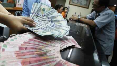 Foto: Nilai tukar rupiah dibuka melemah ke posisi Rp15.595 per dolar AS di perdagangan pasar spot pada Jumat (23/2) pagi.