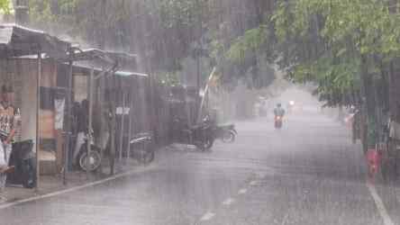 Foto: Hujan lebat turun.