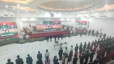 Foto: Ketua KPU melantik anggota KPU 29 kabupaten/kota di sembilan provinsi.