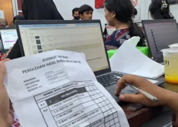 mahasiswa memantau