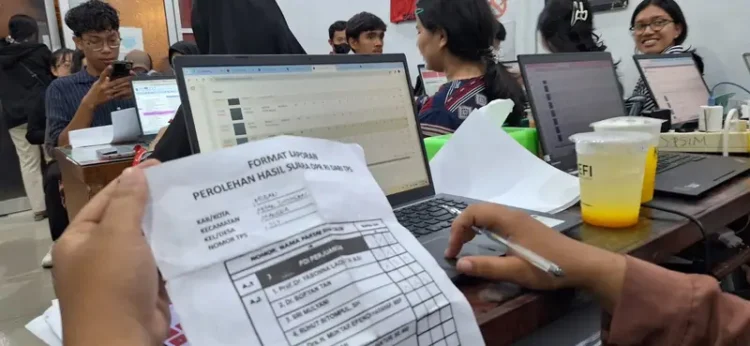 Foto: mahasiswa memantau
