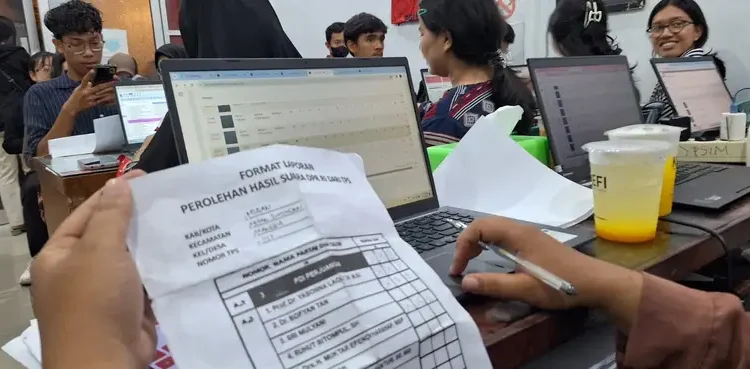 Foto: mahasiswa memantau