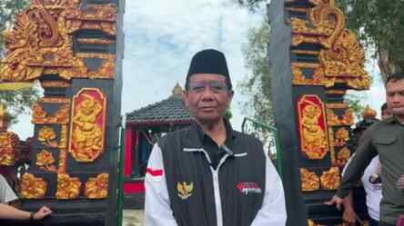 Foto: Mahfud Md menyampaikan langkah pengunduran diri dari jabatan Menko Polhukam.